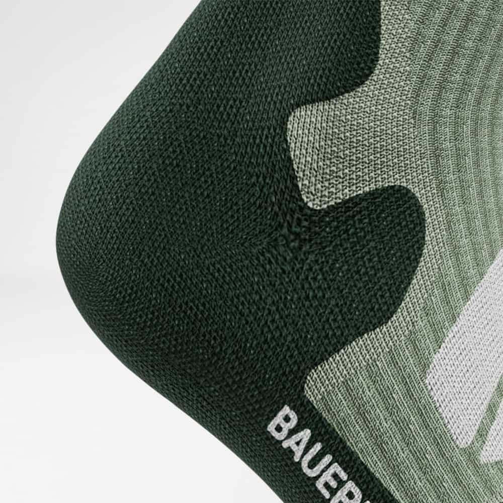 Komfortabler Fersenbereich der Merino Outdoor-Socks Ansicht des Fersenbereichs einer Outdoor-Socke in Coral und Grau. Der verstärkte Bereich unterstreicht die ergonomische Passform und den Komfort.