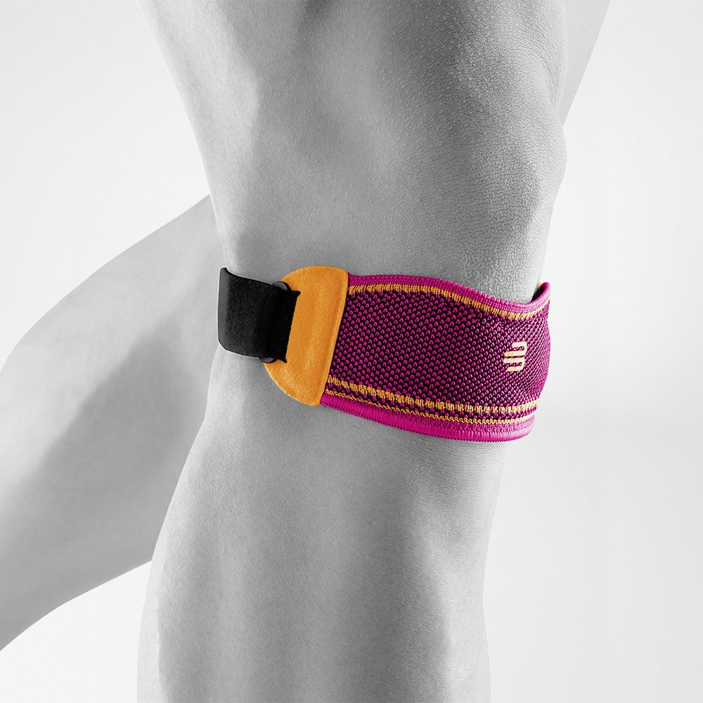 Knee strap pink front view diagonally Complete view of the pink patella tand for the knee on the stylized gray body