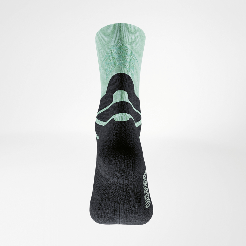 Rear view of the green-black Run Performance Midcut sock: green shaft area with 3D dots, black Achilles tendon comfort section, and BAUERFEIND logo on the side.