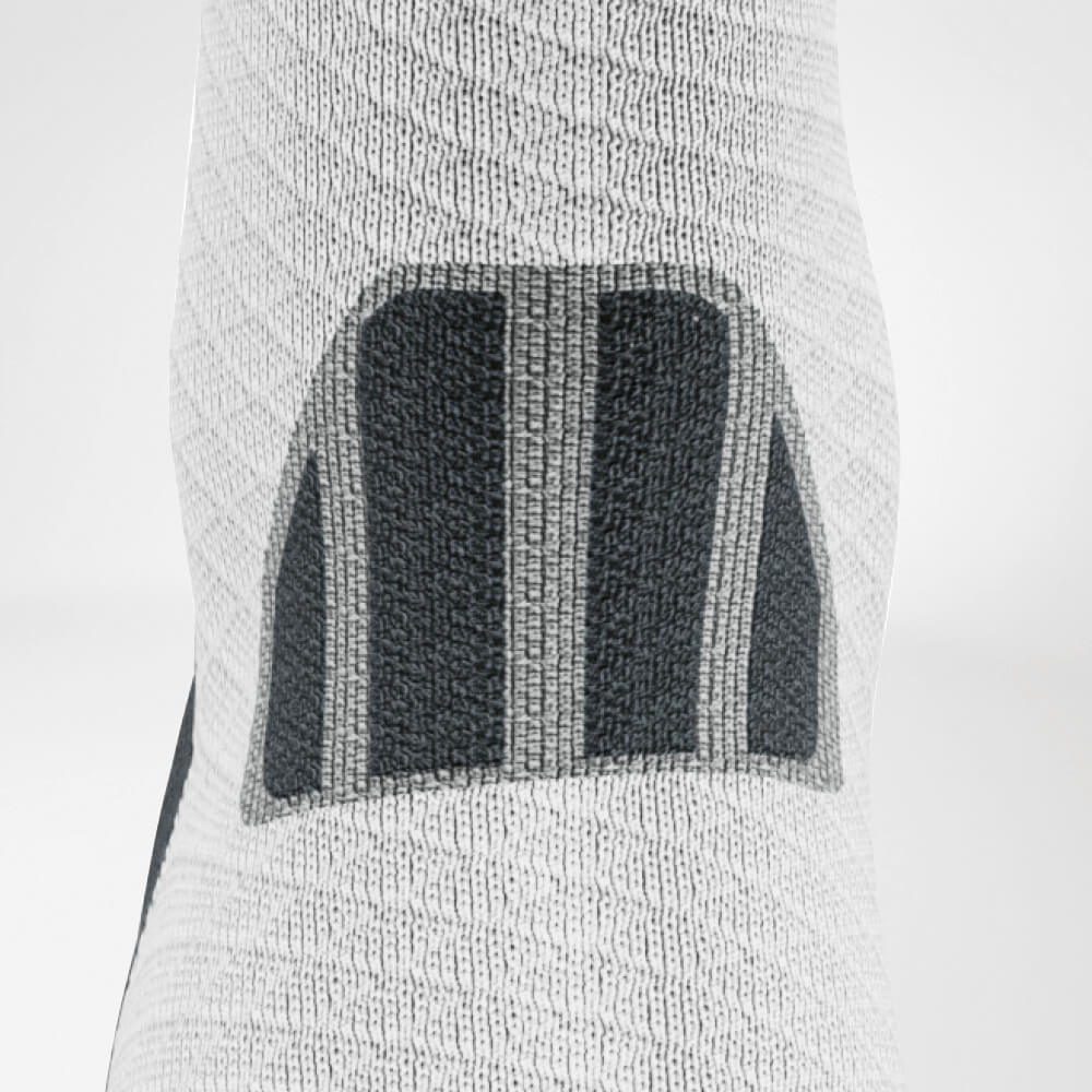 Detailed view of the Achilles' area of ​​the gray -white trail run - running socks
