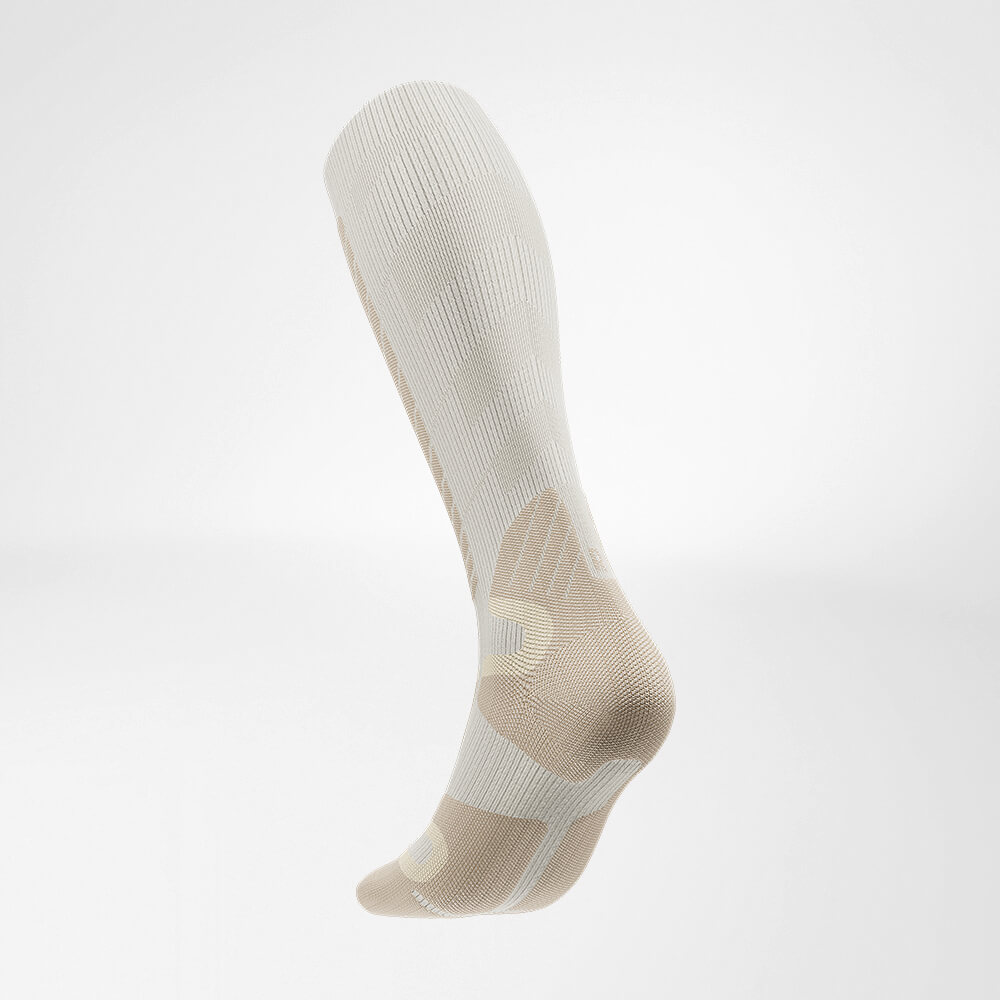 Skisocke Abfahrt mit Merinowolle beige seitliche Innenansicht Side view of the inside of the beige sports sock for Alpine skiing with merino wool