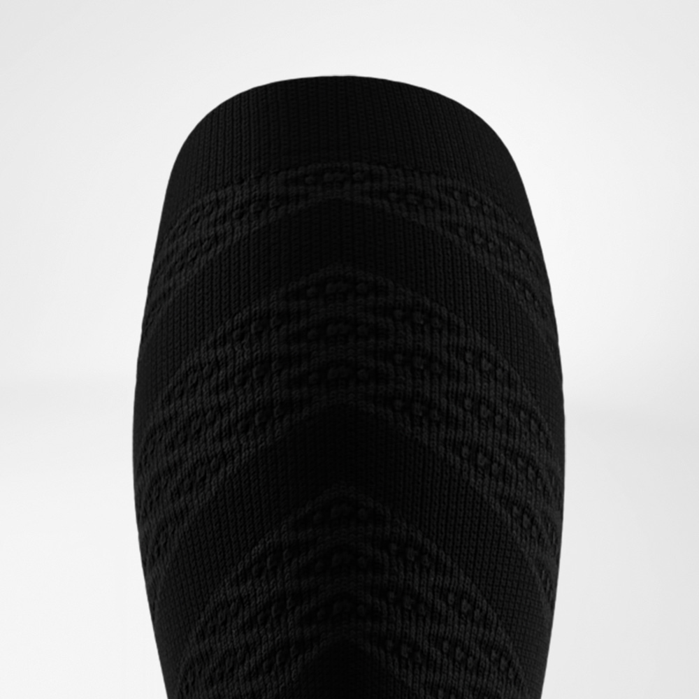 Feel the difference – 3D dots for more running power Close-up of the back of a black running sock featuring integrated 3D dots for targeted stimulation and enhanced muscle activation.