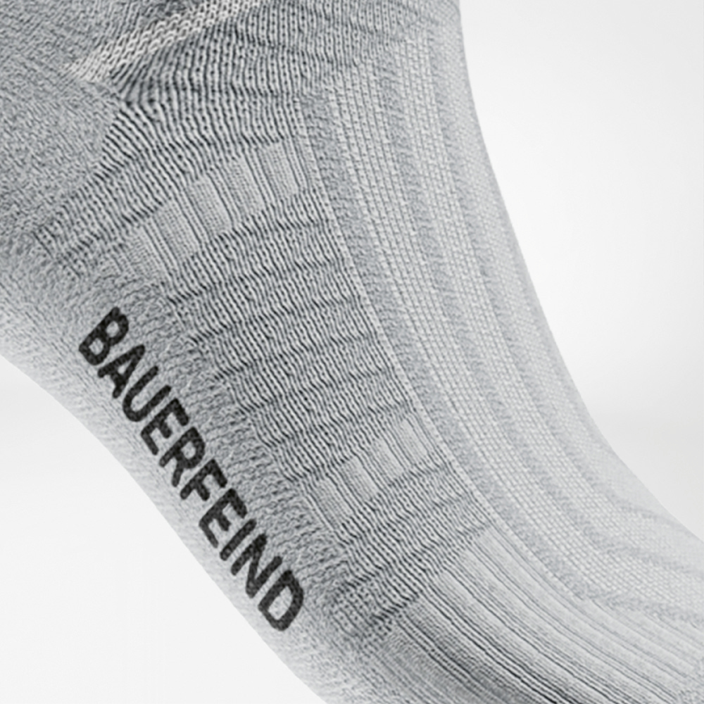 Close-up of the instep area of the white Run Performance Socks, showing functional zones and elastic structure for a secure fit.