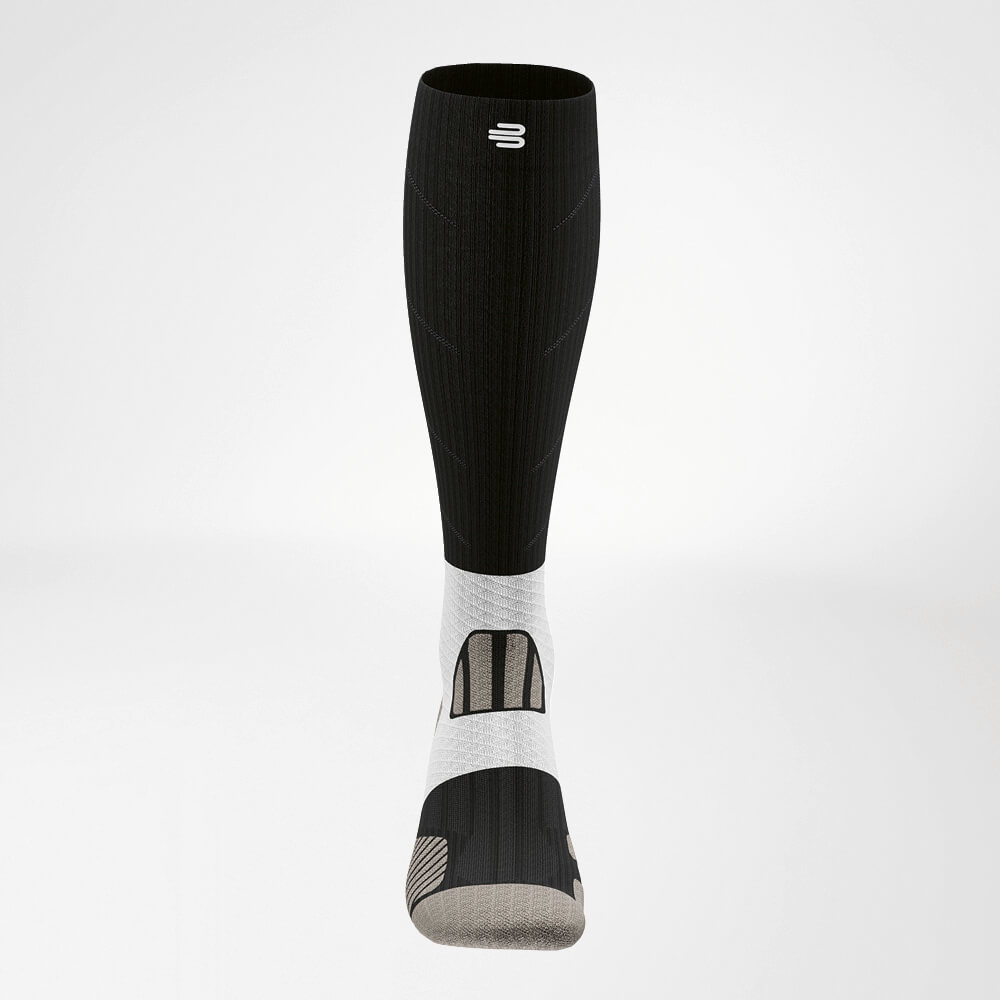 Front view of the black -white trail run - running socks