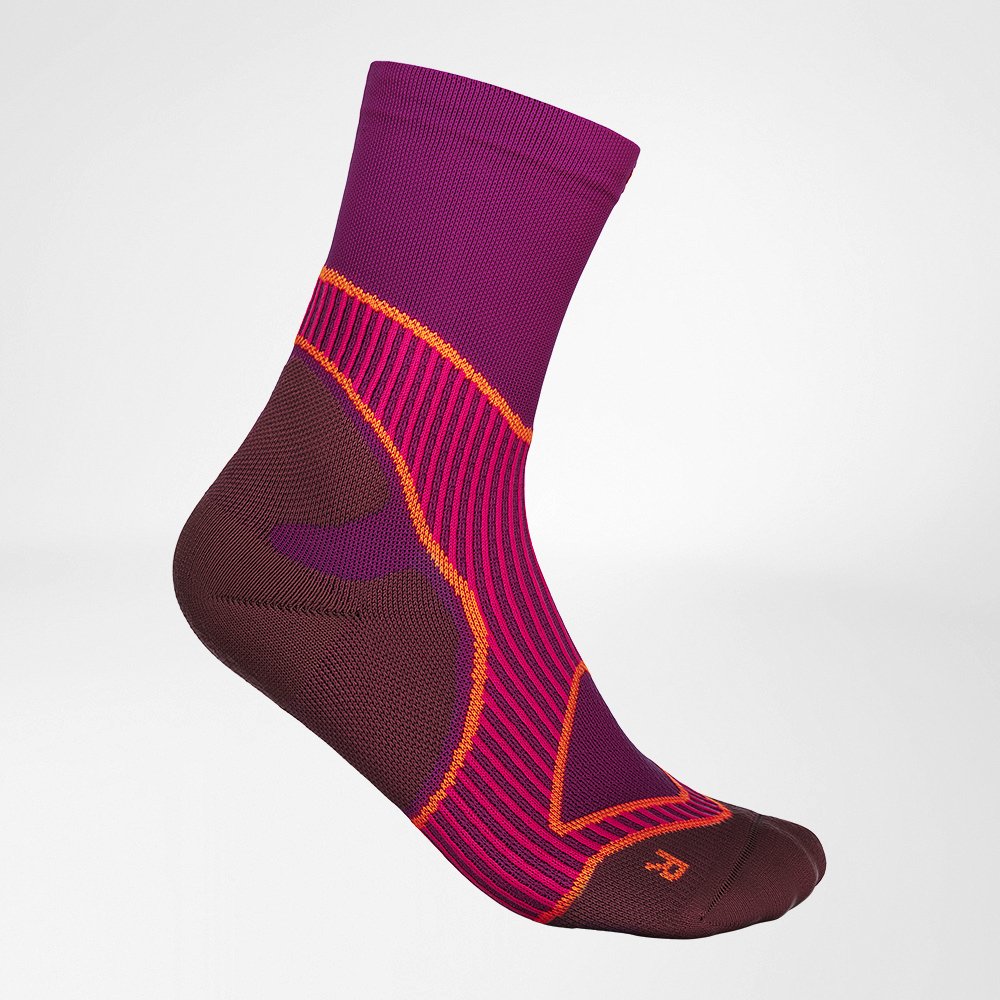 Lateral complete view of the pink medium -length running socks