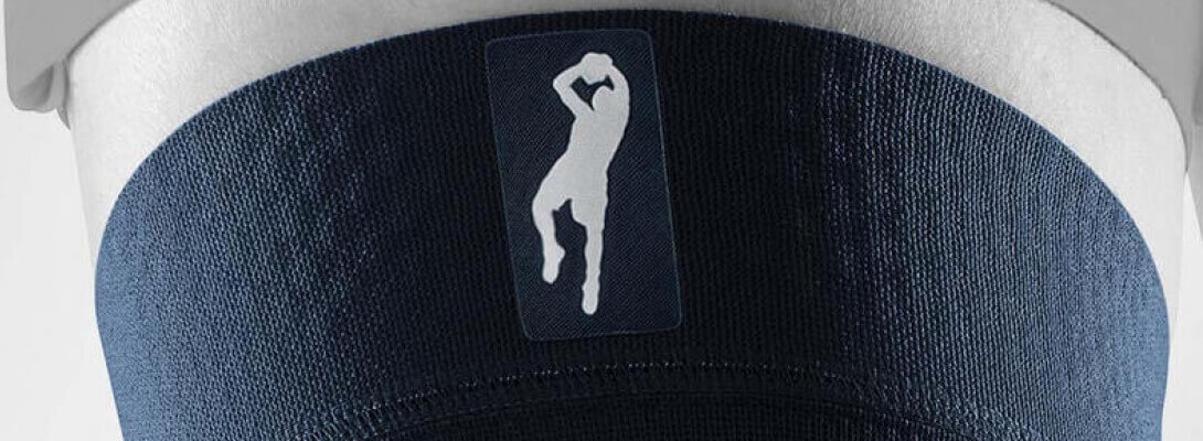 Detailed view on Dirk Nowitziki Knee Sleeves with a focus logo