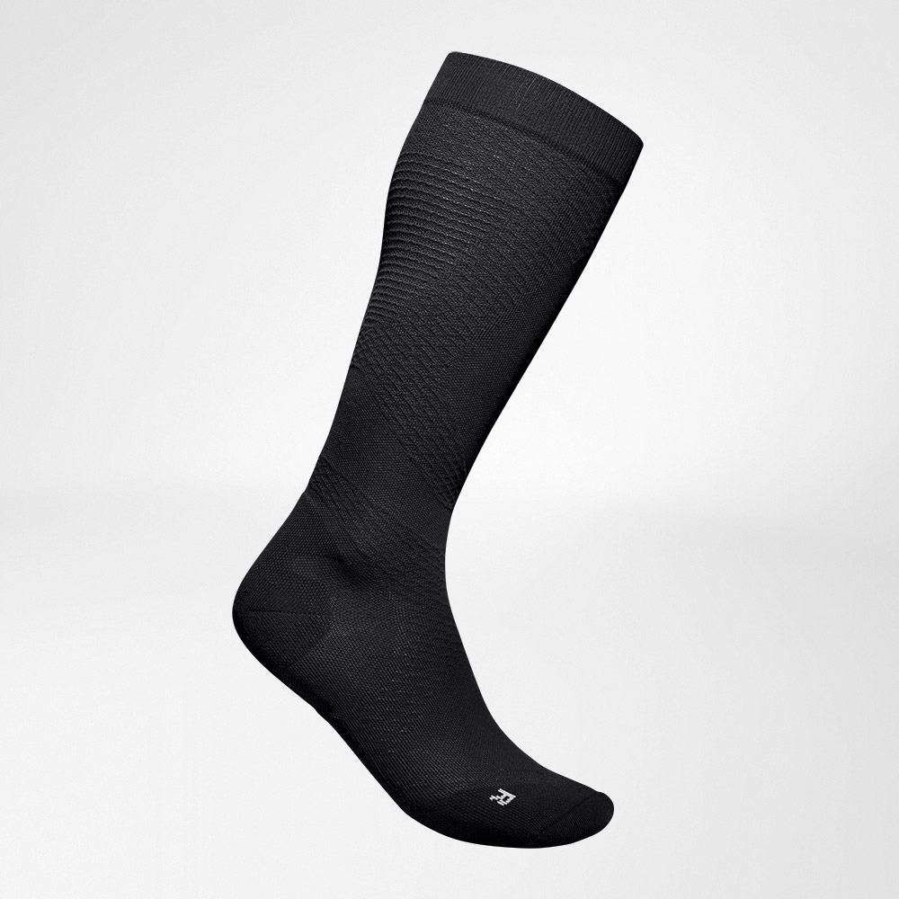 Compression socks sport ultra -light black side view Lateral complete view of the black, airy, knitted compression socks to run