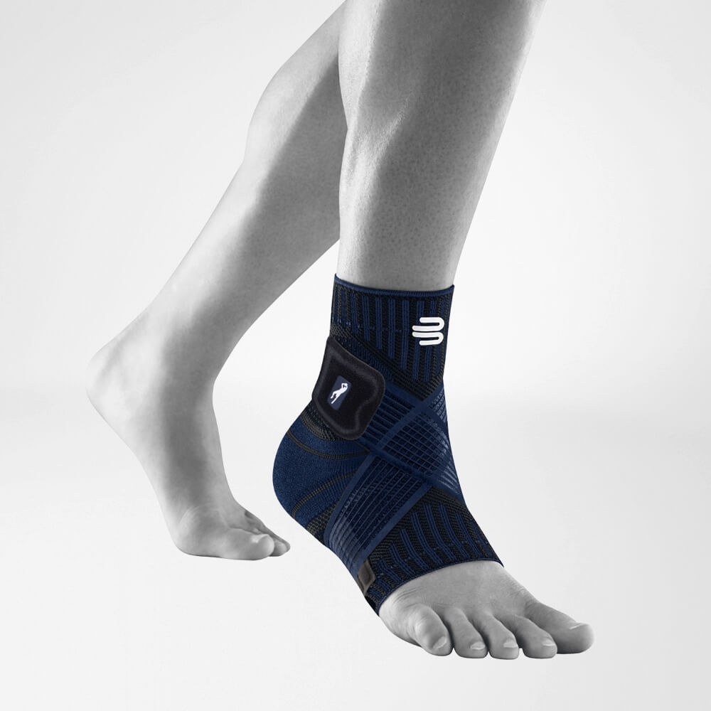 Ankle bandage Dirk Nowitzki front view diagonally Side view of the Blauen Dirk Nowizki Edition of the spunk joint bandage on the stylized gray leg