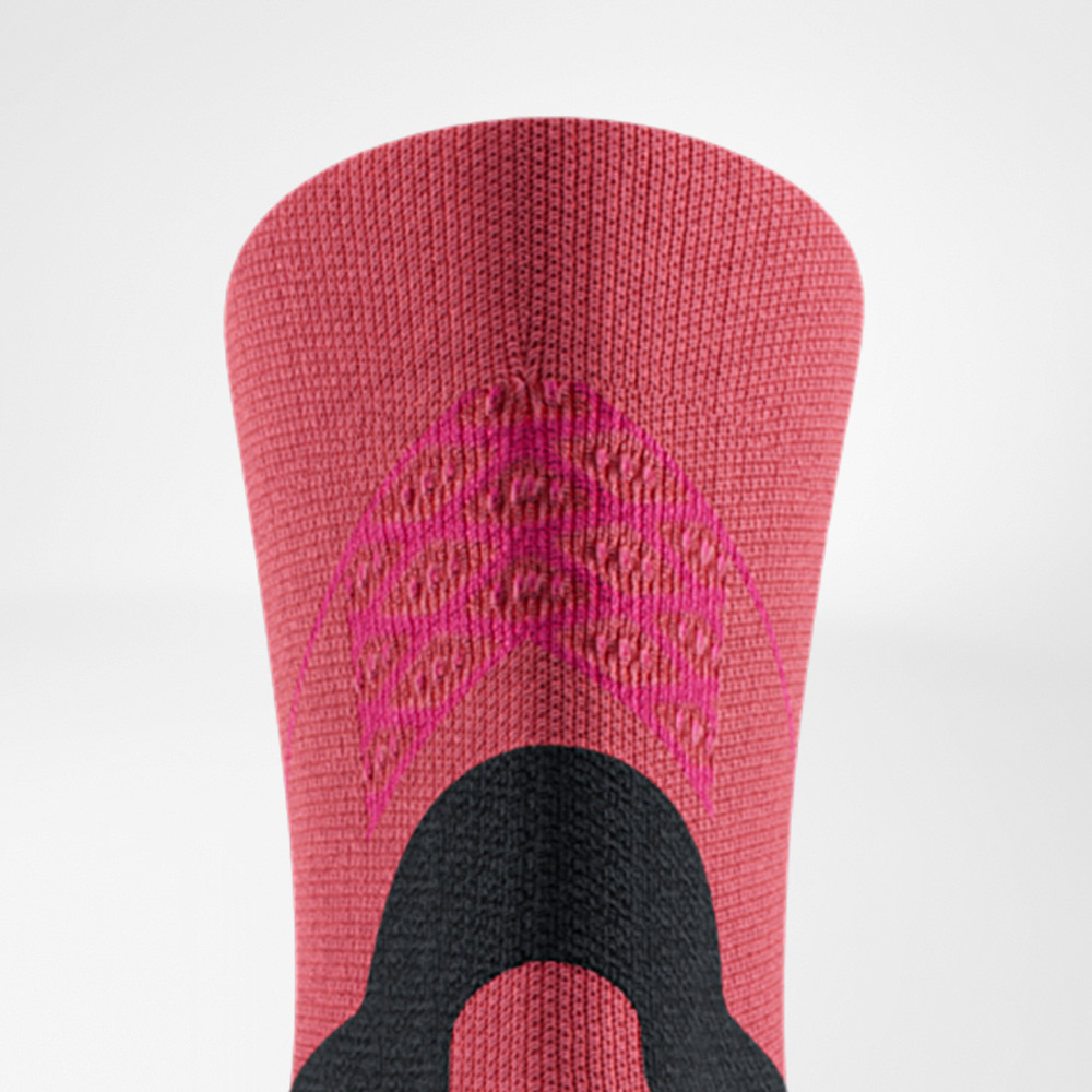 Close-up of the Run Performance Midcut Socks in red with pink accents on the cuff. The knitted structure emphasizes the integrated functional zones for stability and breathability.