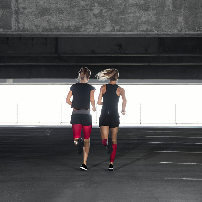 Breakers in the summer outfit run with thigh and calflieeves in a parking garage