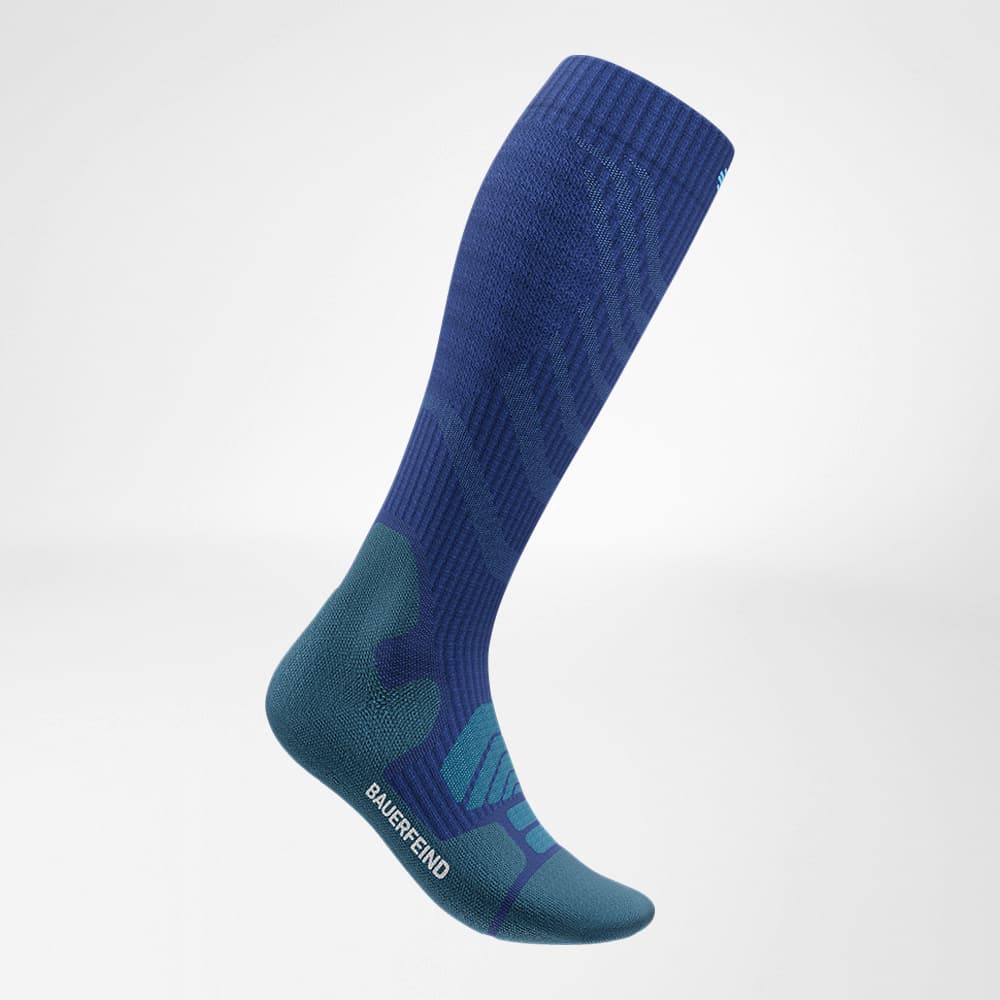 Merino hiking socks dark blue side view Side view of the merino hiking socks in dark blue