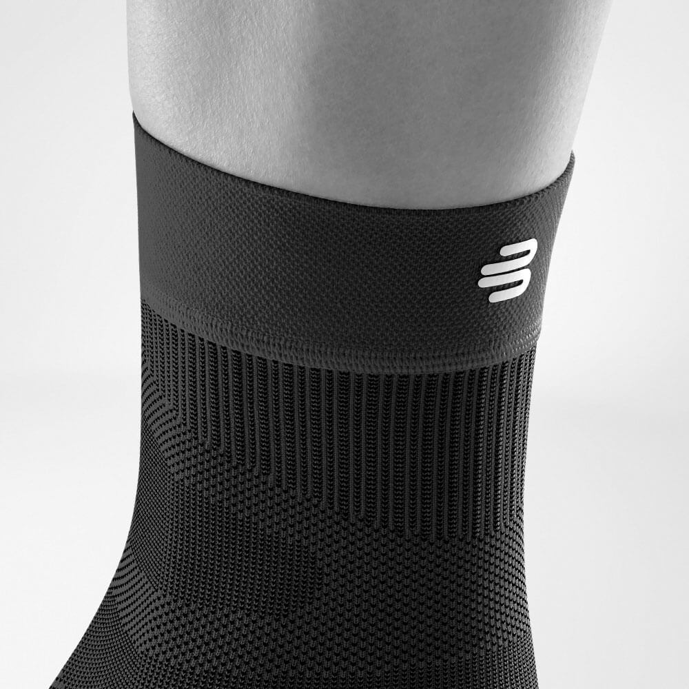 Ankle -Leeve Black Detail BUND Detailed view of the upper area of the Black Sportsleev for the ankle including a knitting and logo