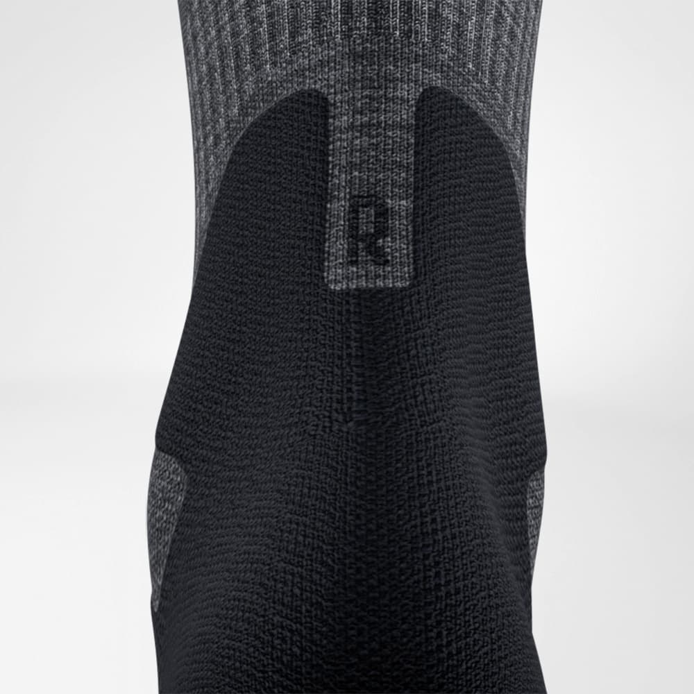 Detailed recording of the Achilles Comfort Zone of the dark gray medium of Merino - hiking socks