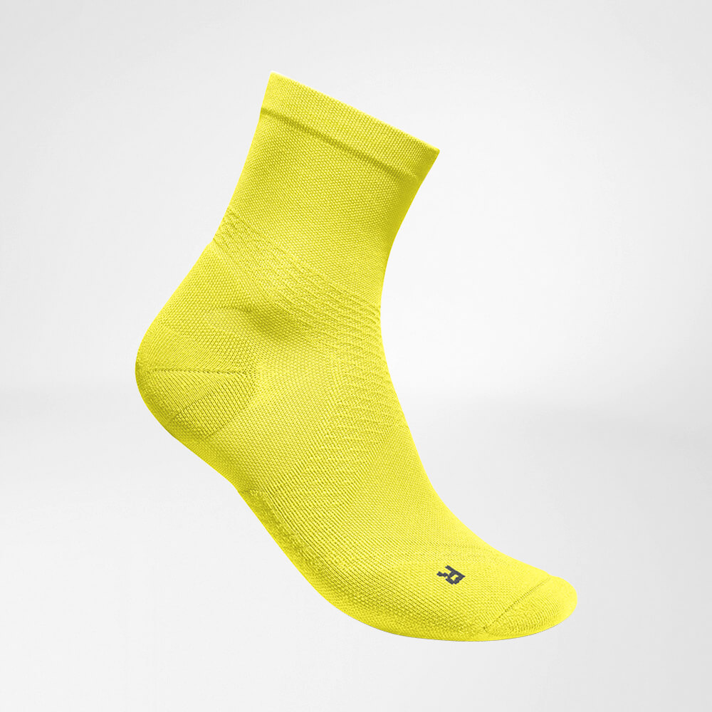 Lateral complete view of the yellow medium -length airy knitted running socks