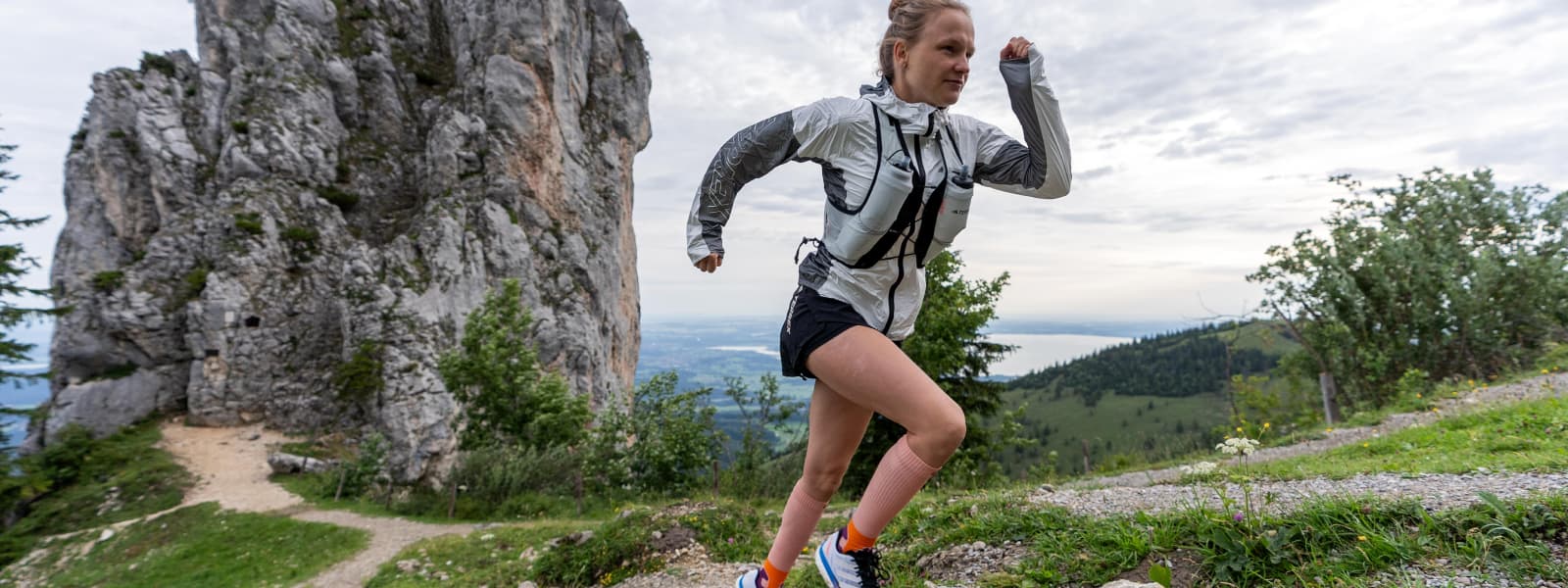 Hahner Zwilling runs up a mountain and wears the Trail Run Socks in the color Peach