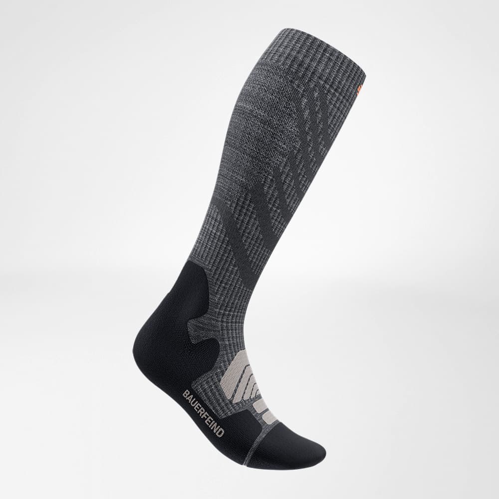 Merino hiking socks dark gray side view Side view of the merino hiking socks in dark gray