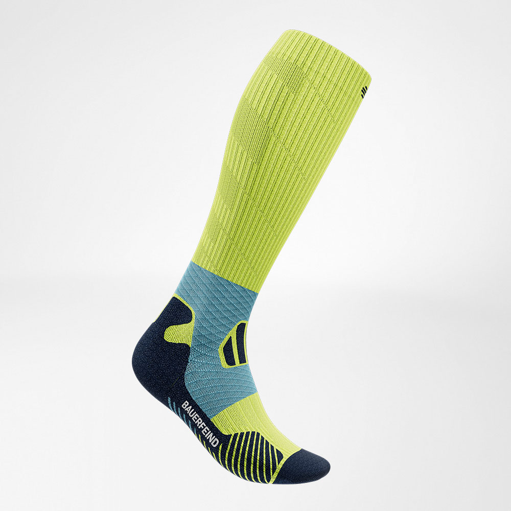 Trailrun running socks blue-yellow front view at an angle Lateral front view of the blue -yellow trail run - running socks