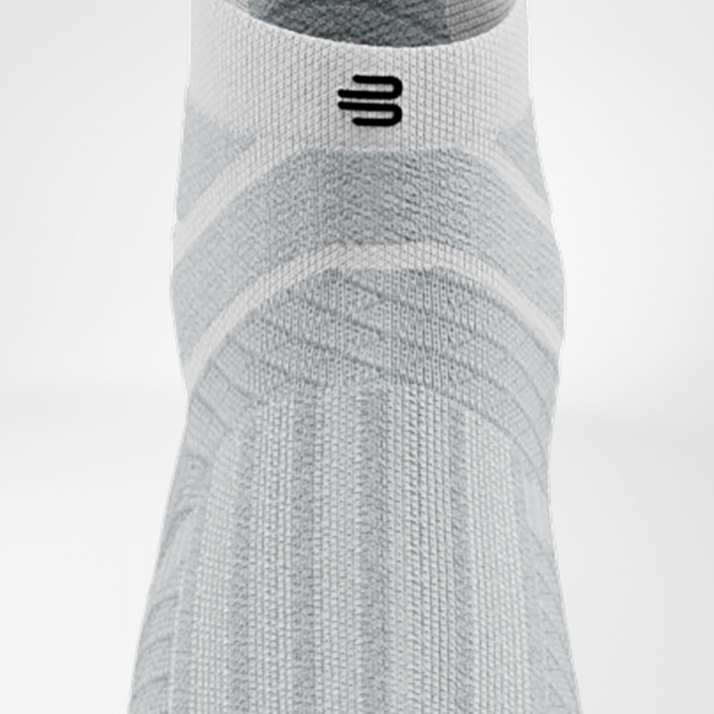 Dynamic comfort in white White Run Performance Low Cut Sock from Bauerfeind in a frontal view, showing the structured instep and elastic cuff.