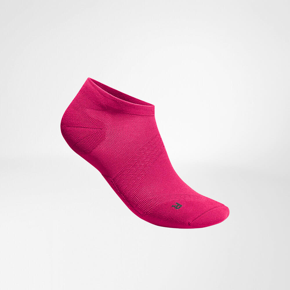 Lateral complete view of the pink short, light running socks