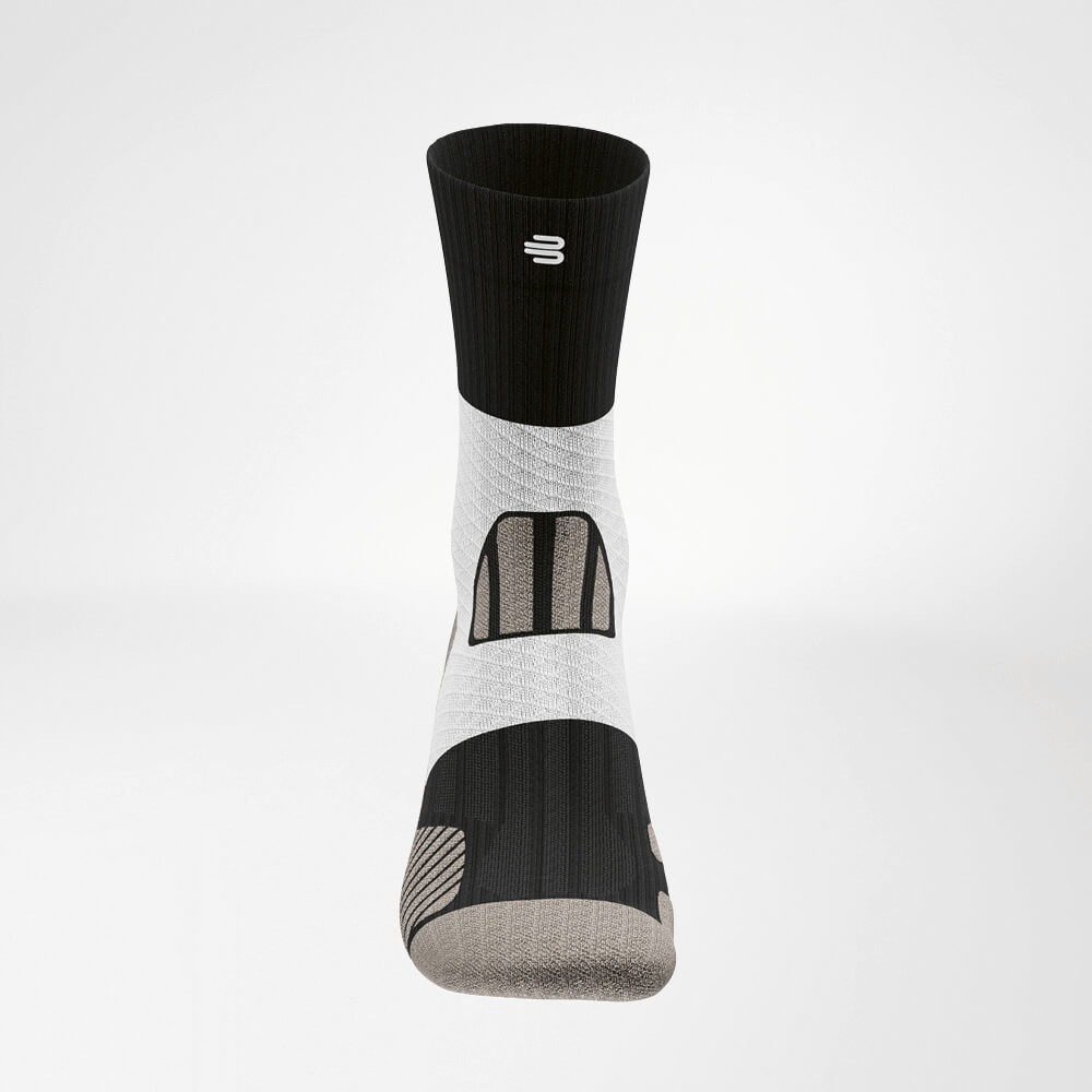 Front overall view of the gray -white medium -length trail run - running socks