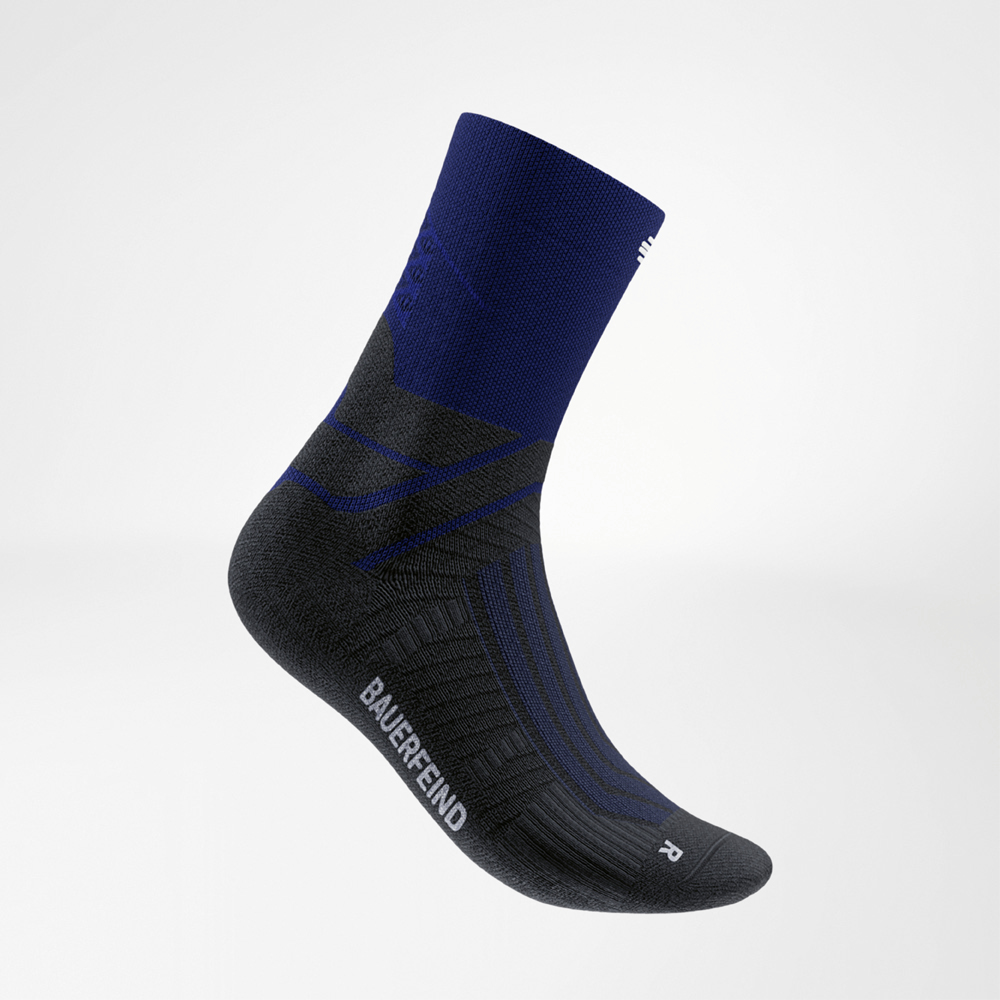 Side view of a blue-black midcut running sock by Bauerfeind with highlighted arch support zones. The mix of technical fabric and athletic design delivers dynamic comfort on every run.