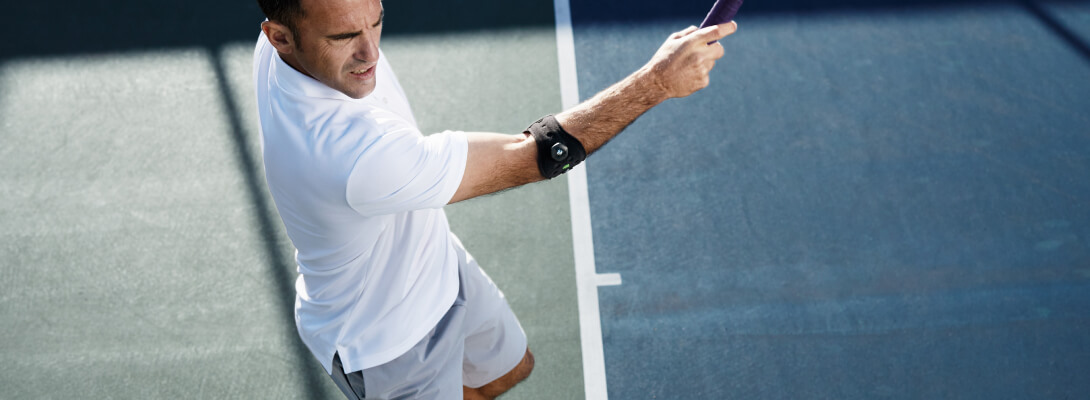 Tennis player who wears a elbow clip to relieve tennisel arches