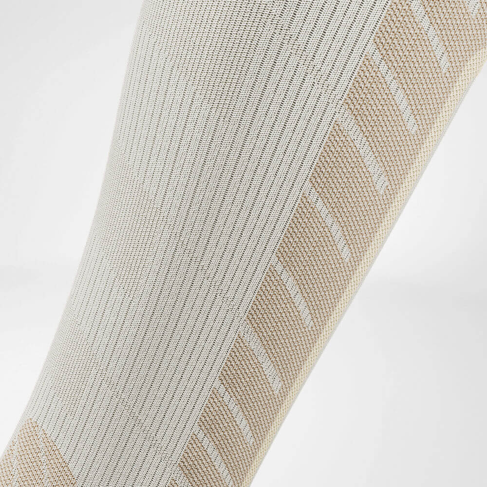 Ski sock downhill with merino wool beige detail compression zone Detailed view of the calf compression zone of the beige sports socks for skiing with merino wool