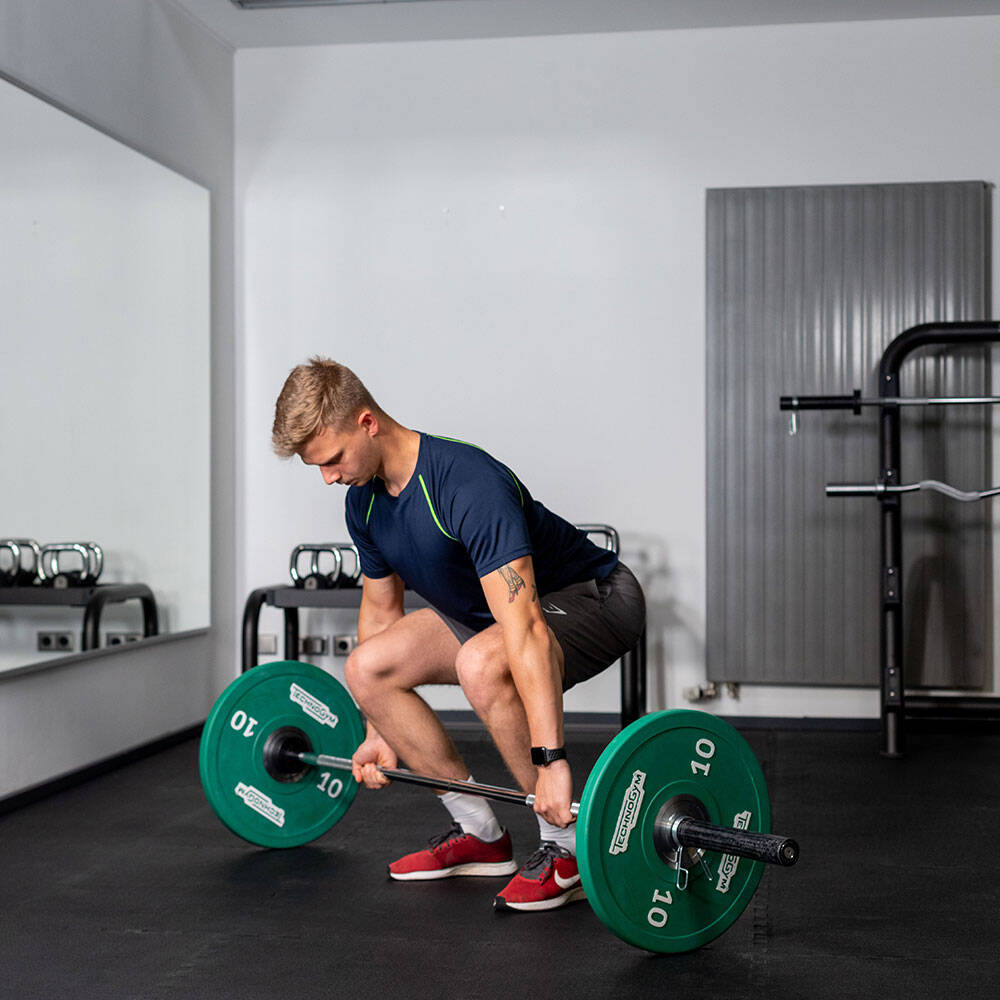 Man in the gym at Kreuzlift with a barbell