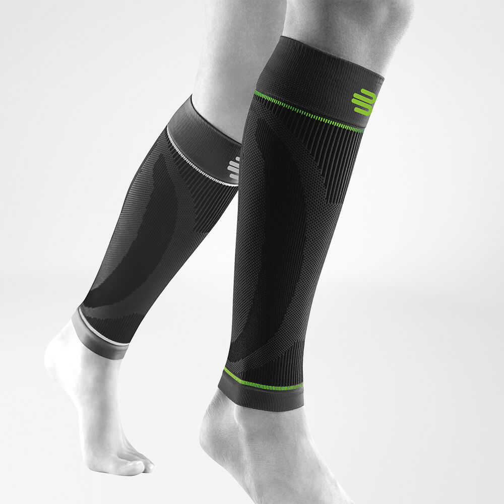 Waden Sleeves black front slanted Complete view of the black lower legs Sport Sleeves on the stylized gray leg