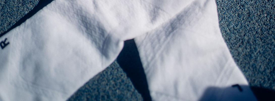 Detailed view of the foot area of ​​the right white medium -length airy knitted running socks