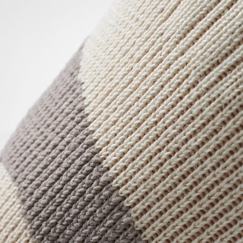 Close-up of the sand-colored knee support with grey knit pattern. The dense, elastic structure ensures balanced compression and great comfort during outdoor activities.