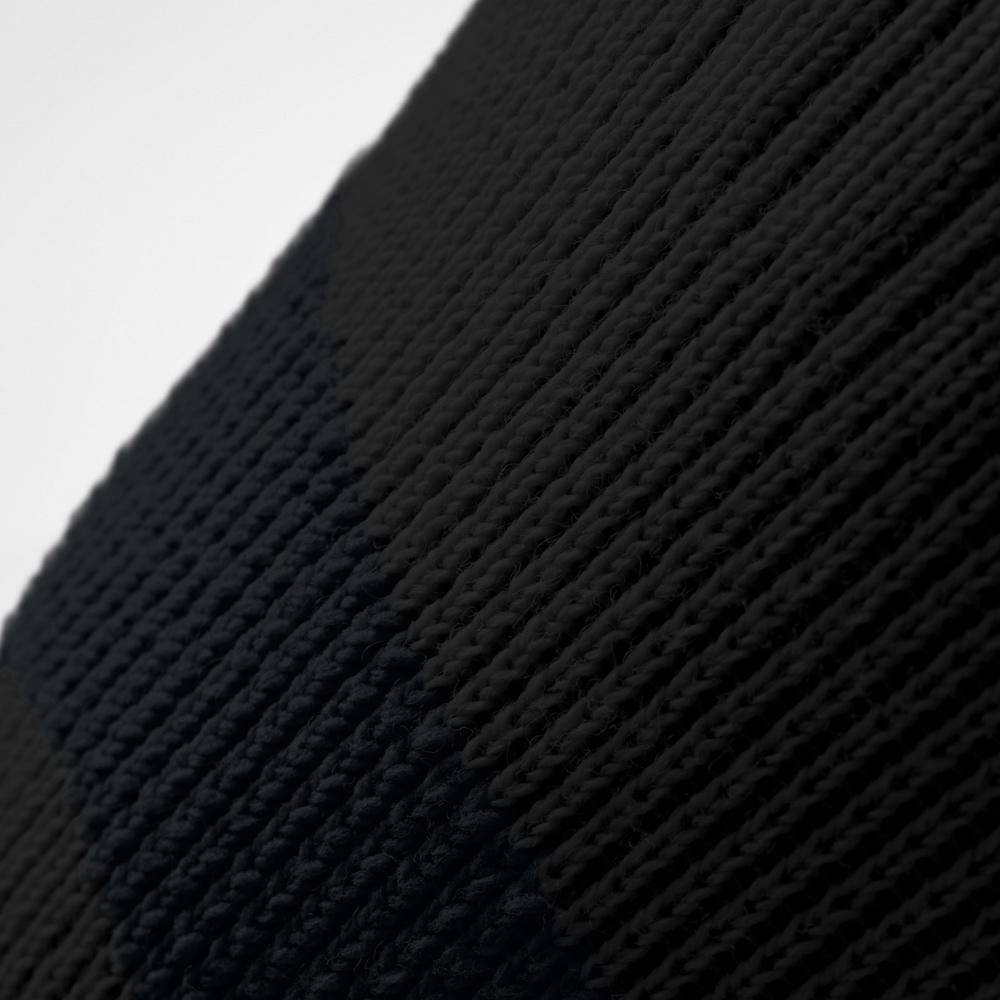 Close-up of the black knee support. The fine knit structure underlines the durable workmanship that provides stability and flexibility during outdoor movement.