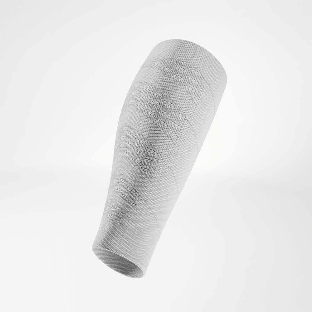 White compression sleeve in angled view, the contoured shape adapts perfectly to the calf, designed for support and dynamic movement.
