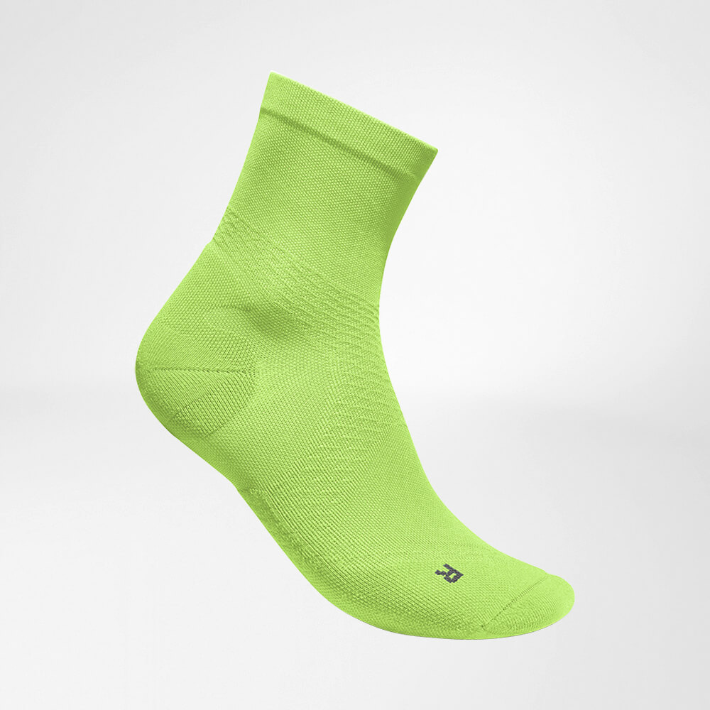 Lateral complete view of the green medium -length airy knitted running socks