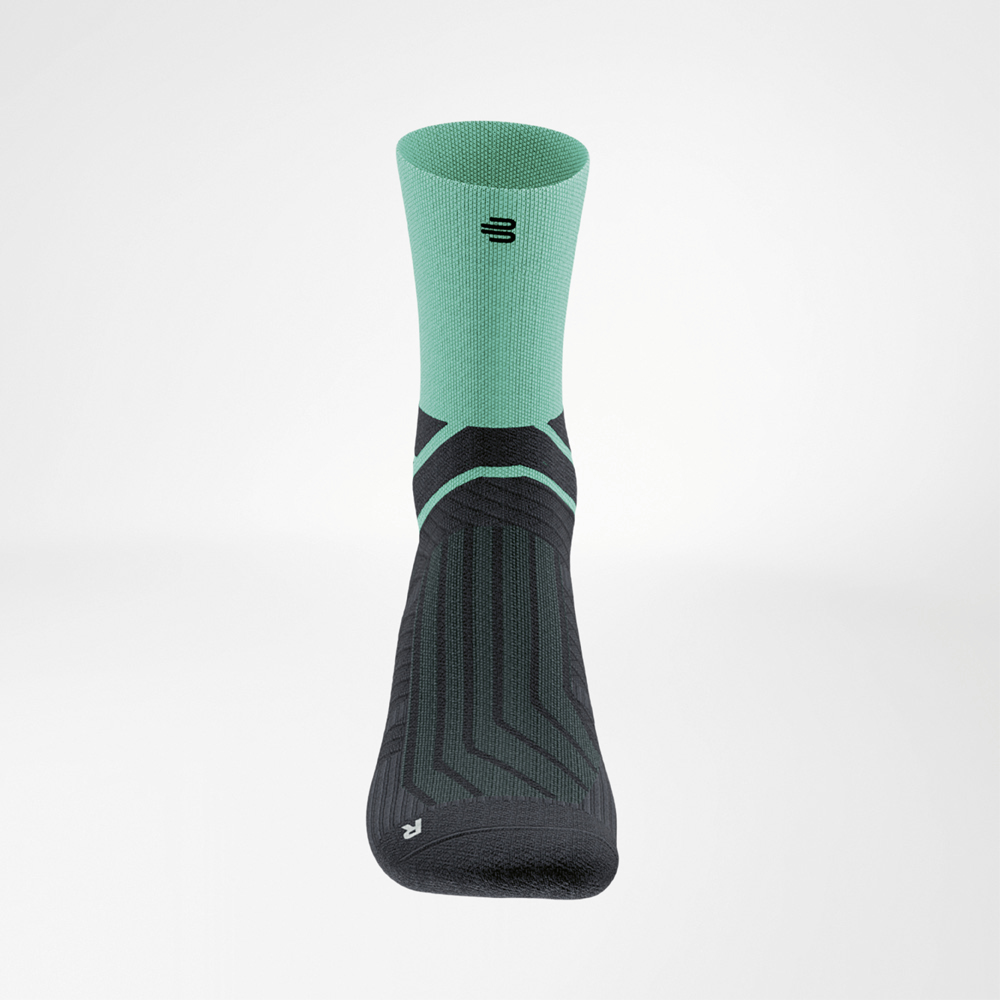 Front view of the Run Performance Midcut Socks in mint green with a black foot section and functional zones for running comfort and stability.