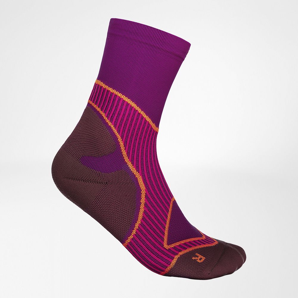Lateral complete view of the pink medium -length running socks
