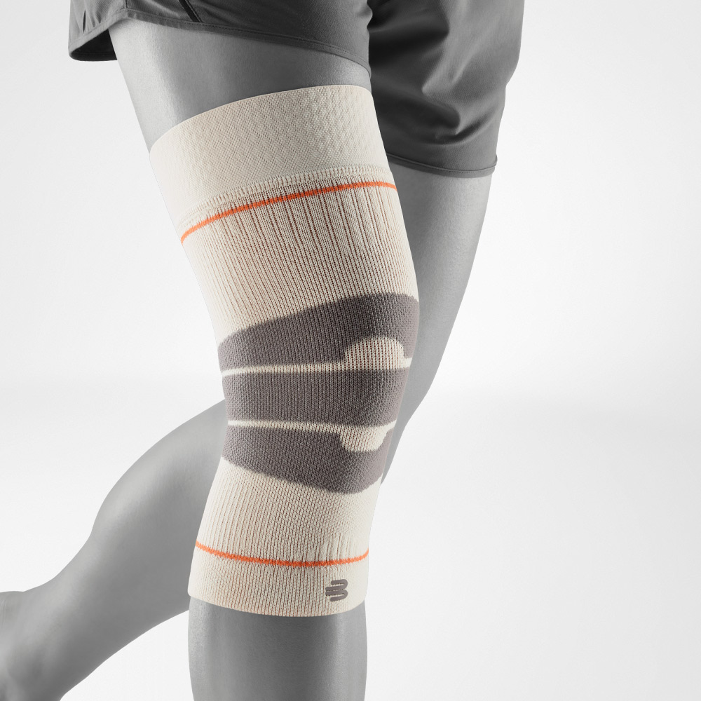 Sand-colored knee support in side view. Anatomical zones are clearly visible, providing hold and protection while the lightweight material ensures full freedom of movement for outdoor activities.