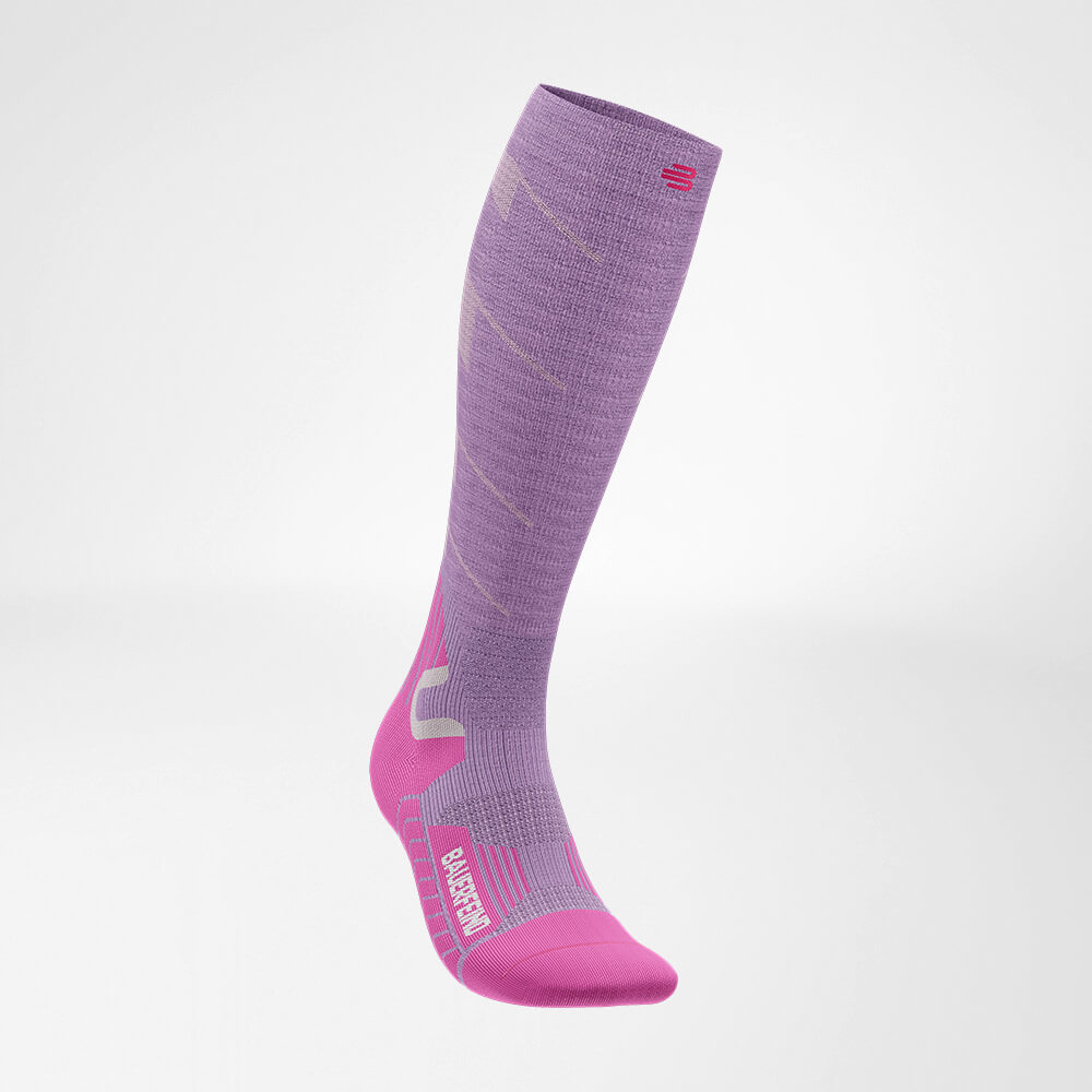 Seitliche Vorderansicht des lilac-farbenen Sportsocken für Ski Touring mit Merinowolle