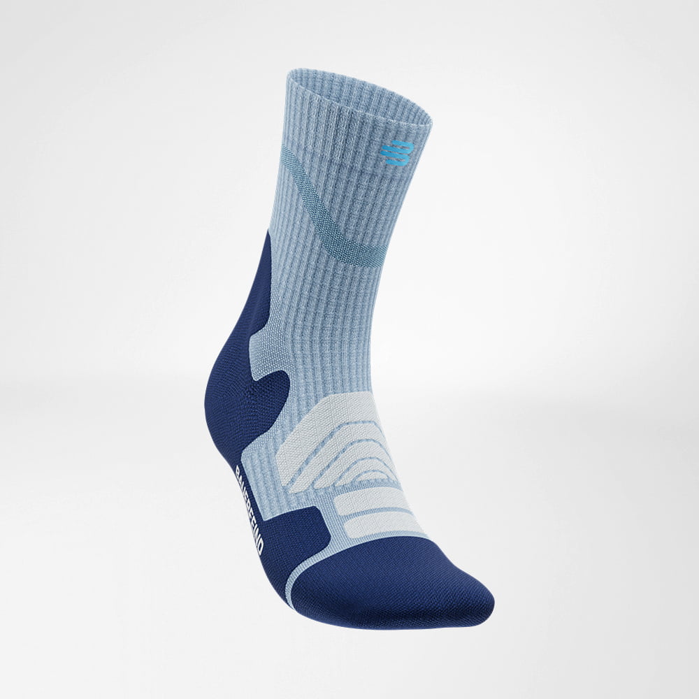 Lateral front view of the light blue medium -length Merino - hiking socks