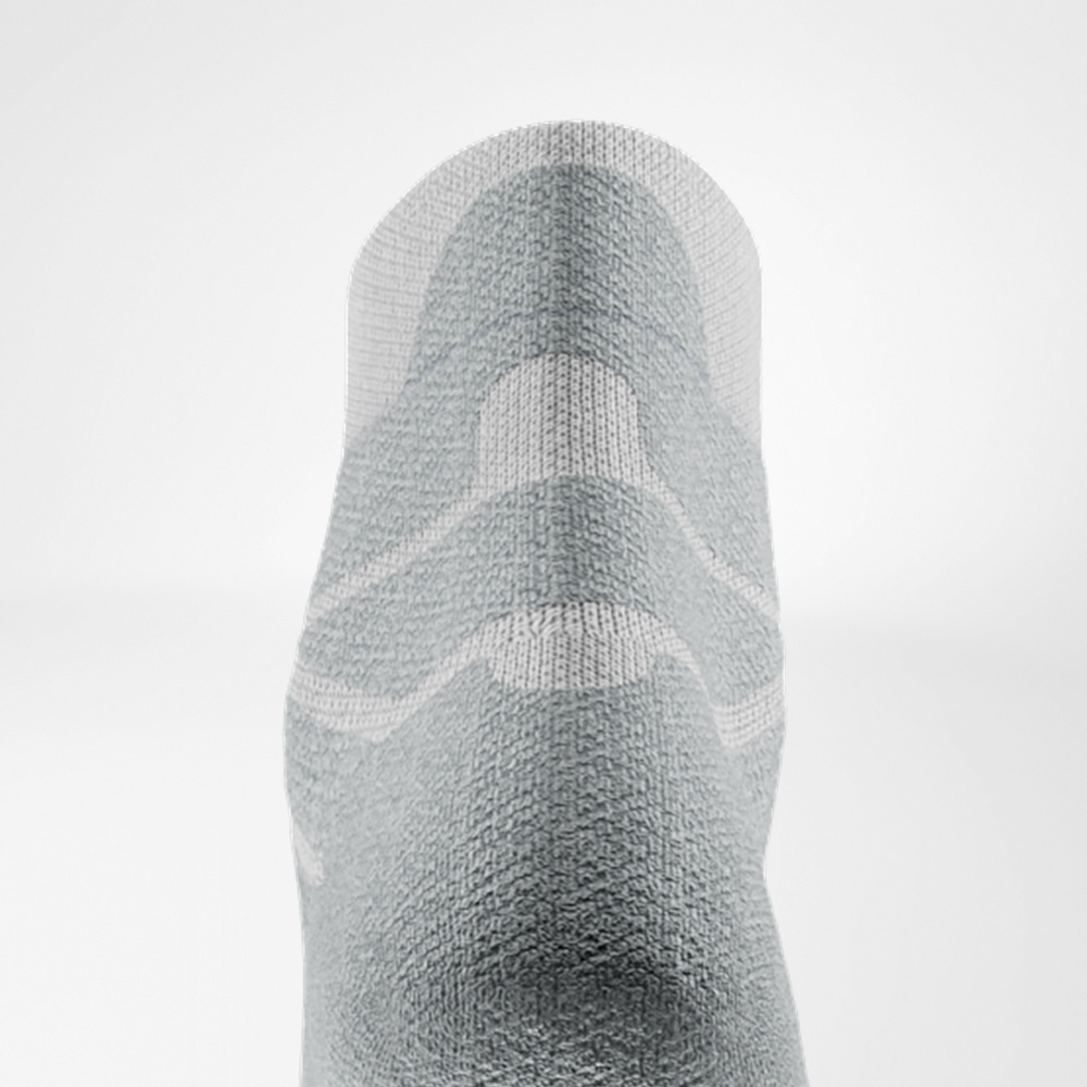 White Run Performance Low Cut Sock with focus on Achilles tendon padding Rear view of a white sports sock with anatomically shaped Achilles tendon padding – ideal for pressure relief and shock absorption during runs.