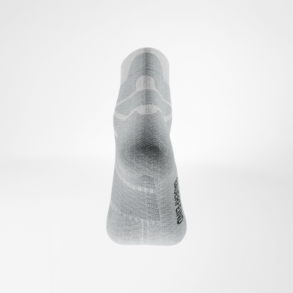 White Run Performance sock from behind Rear view of the white Run Performance Low Cut Sock by Bauerfeind, heel clearly highlighted, logo integrated on the side.