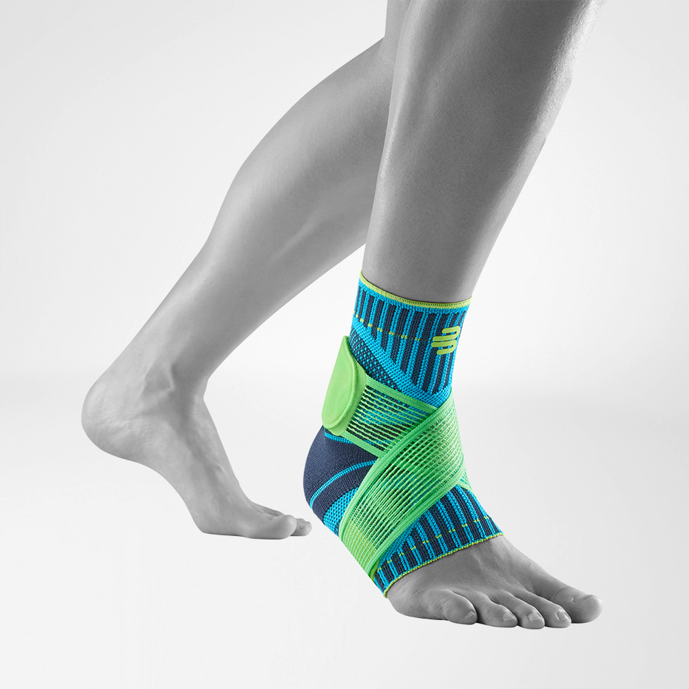 Ankle bandage rivera front view diagonally Lateral complete view of the Rivera colored ankle bandage on the stylized gray foot