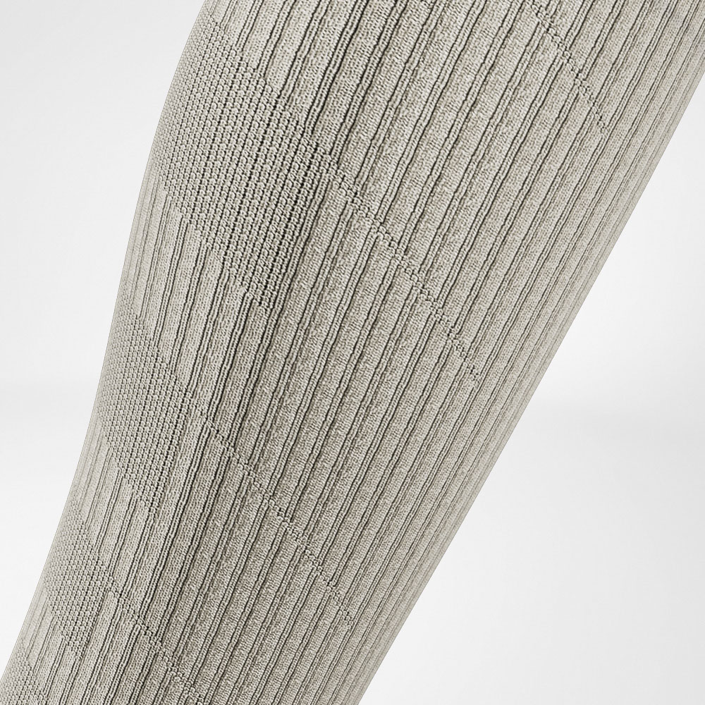 Detailed view of the calf area of ​​the gray -orange trail run - running socks