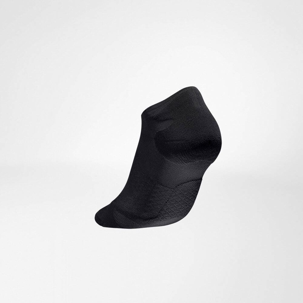 Kurze Sportsocken ultraleicht black Hinteransicht schräg Seitliche Rückansicht der schwarzen kurzen leichten Laufsocke