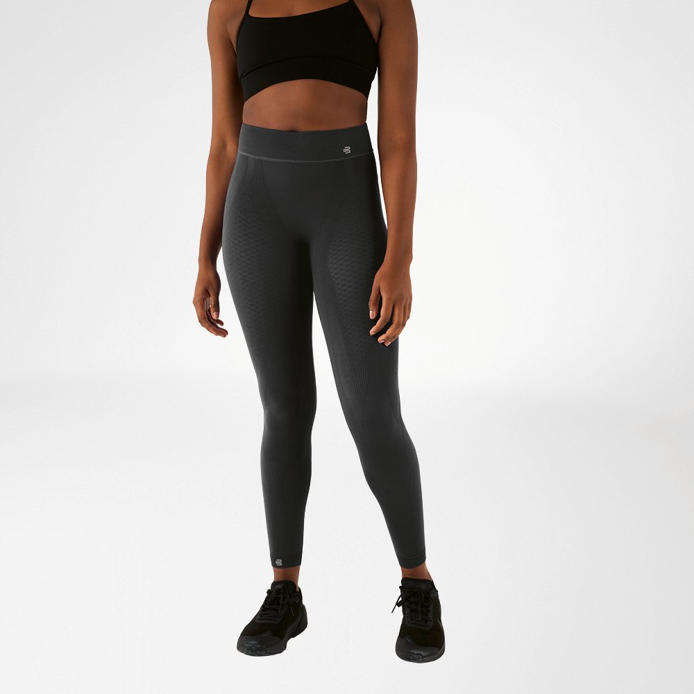 Woman in black sports bra and anthracite-coloured ankle-length compression shorts