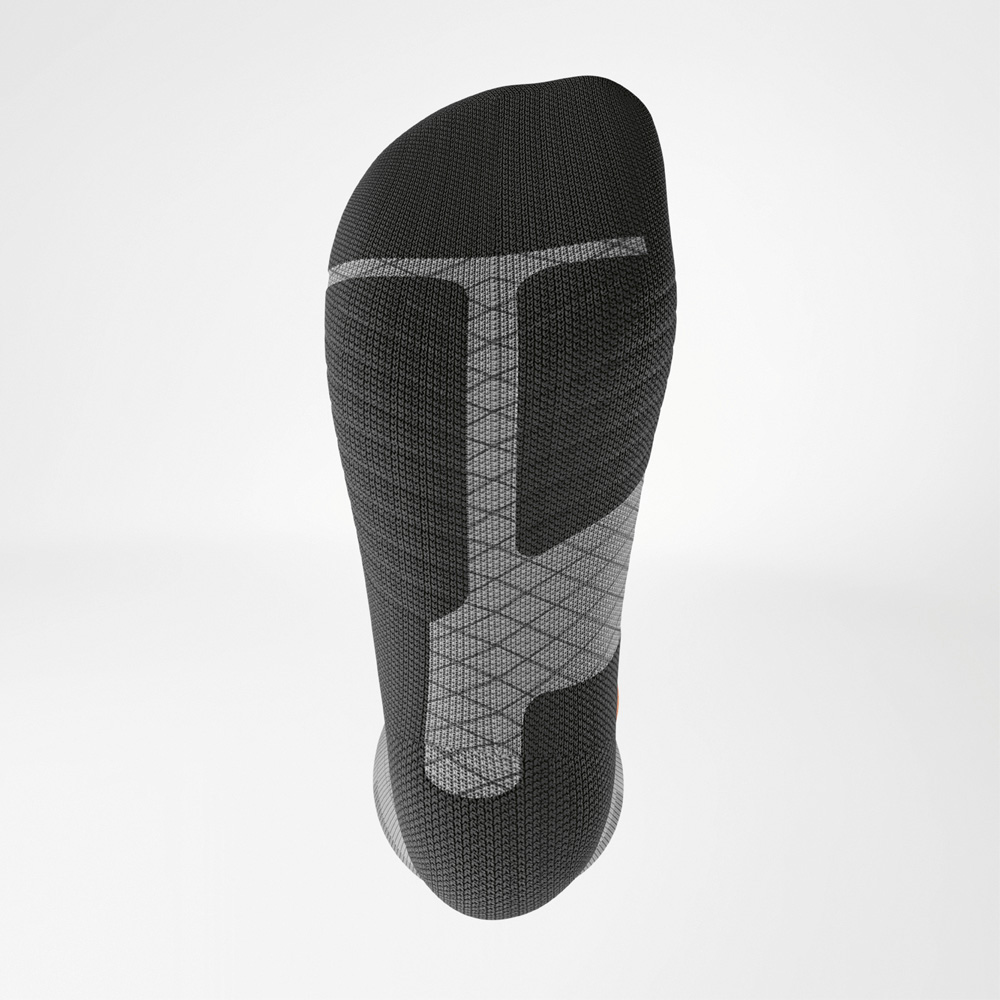 Sole view with functional structure Detailed sole view of the women's grey ski performance sock with slip-resistant structure and optimized pressure distribution.  Niederländisch: Gedetailleerd onderaanzi