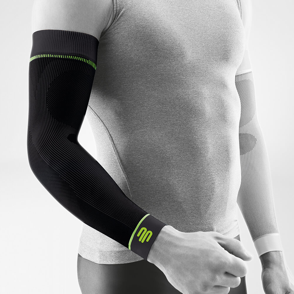 Arm Sleeve black front view diagonally Complete view of the black compression Sleev for the arm on the stylized gray body