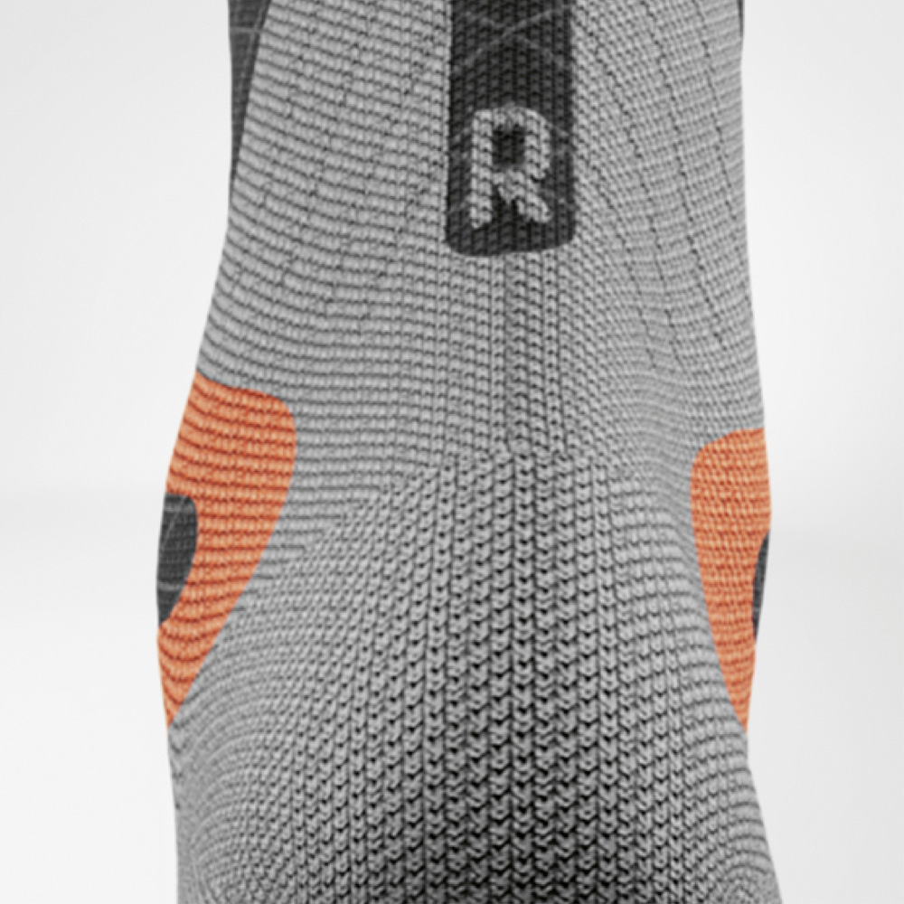 Right marked. Right protected. View of the heel with right-foot marking (R) and orange cushioning for targeted fit and protection