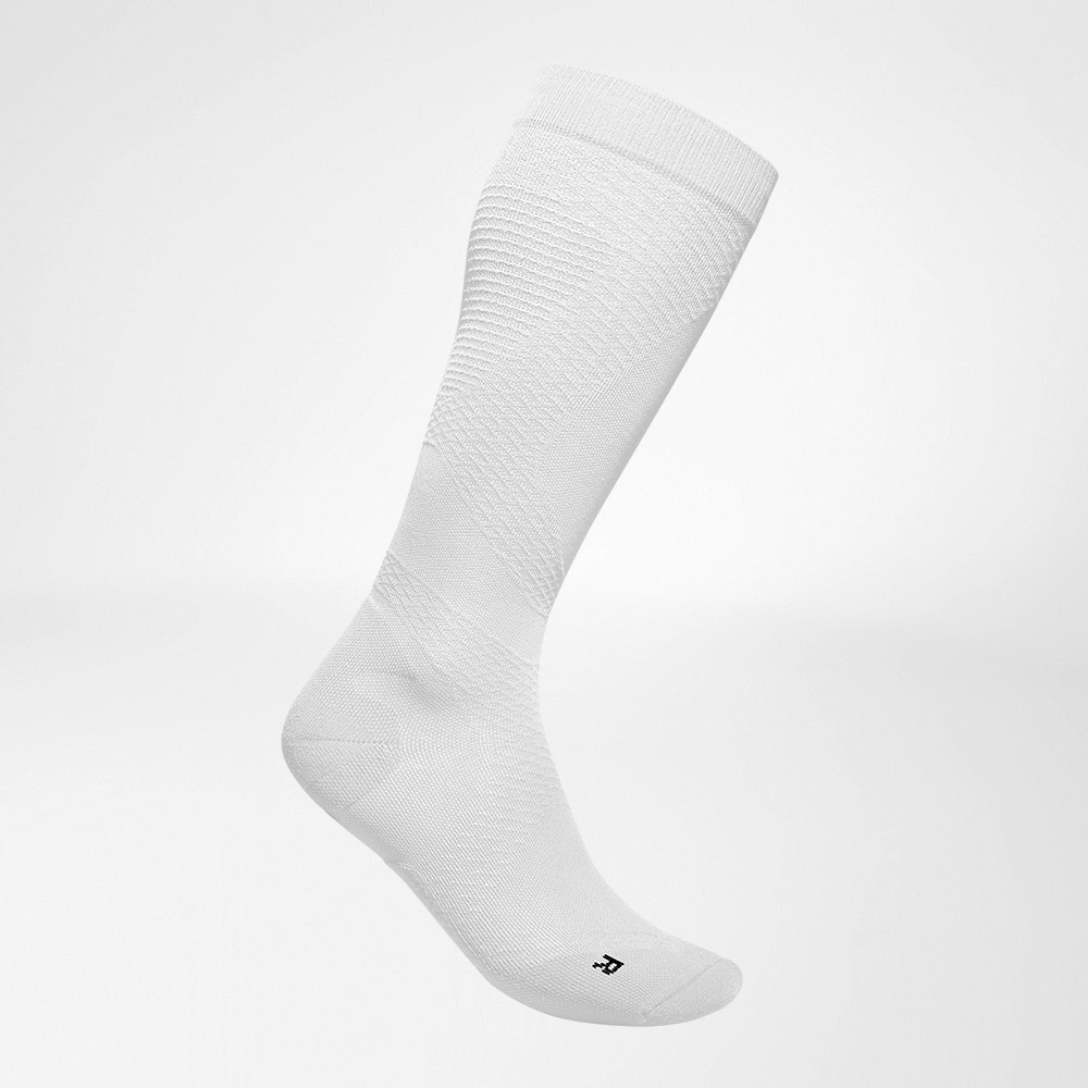 Compression socks sport ultra -light white side view Lateral complete view of the white airy knitted compression socks to run