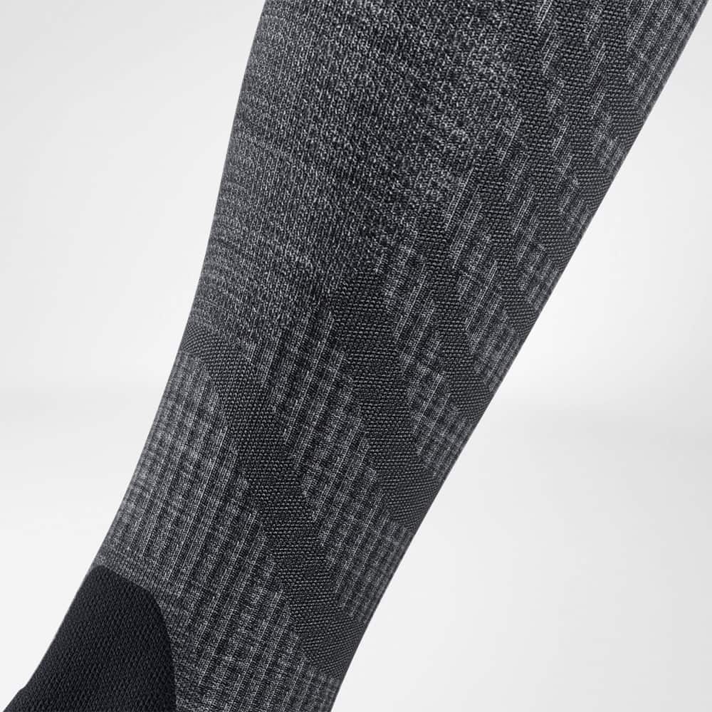 Detailed view of the calf area of ​​the merino hiking socks in dark gray